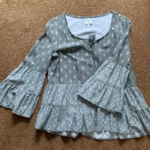 Mudd flowy blouse in size small